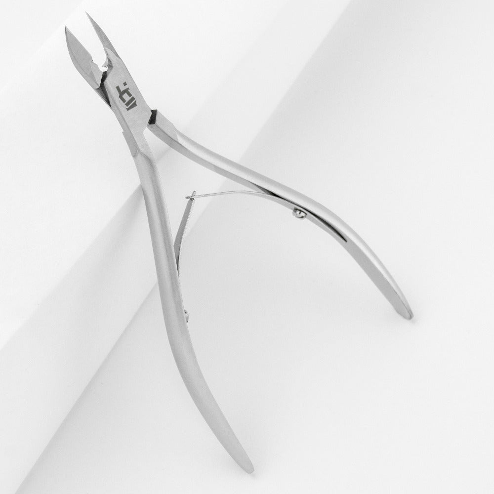 105 mm professional cuticle nippers with ergonomic bent handles and glossy polished finish