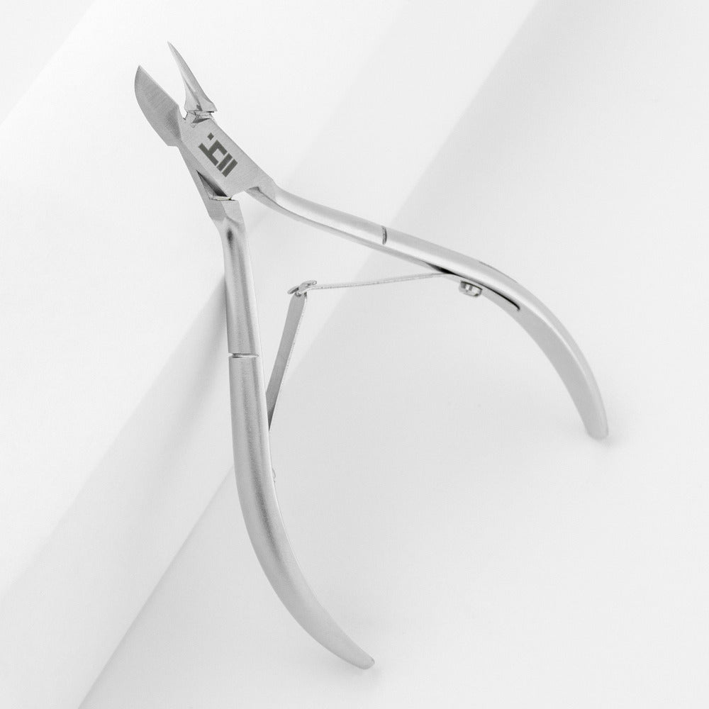 Cuticle nippers 105 mm with low heel construction, smooth closing and corrosion-resistant steel.