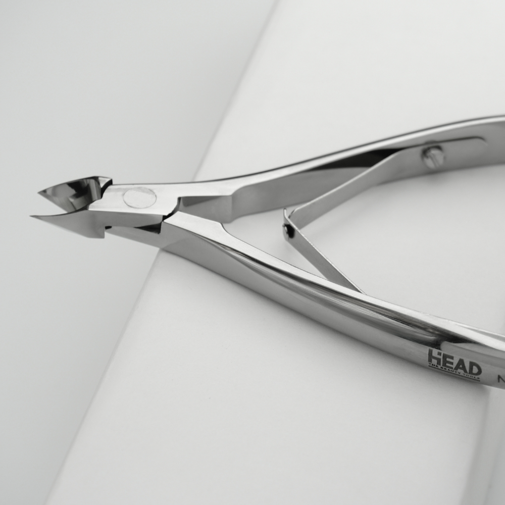 Sterilizable stainless steel 105 mm cuticle nippers with ergonomic design for nail technicians.