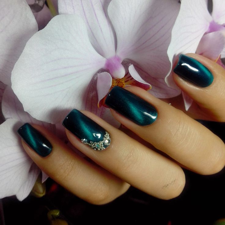 Create stunning 3D cat eye nails with our magnet set. Mirage locator for unique effects. Easy to use with cat eye nail polish.