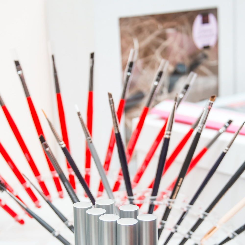 Professional angled brow brush for precise tint application. Super-soft bristles and ergonomic handle for flawless, defined eyebrows.